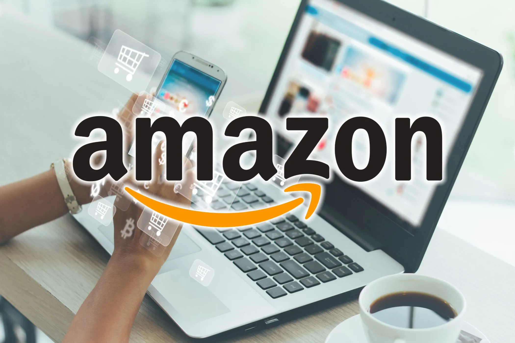 Người phụ nữ mua sắm trên laptop với logo Amazon, biểu thị hoạt động thu thập lịch sử mua hàng và thông tin cá nhân