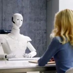 Người phụ nữ phỏng vấn robot AI, minh họa khả năng tương tác tự chủ của AI agent trong môi trường làm việc.