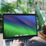 Người phụ nữ sử dụng MacBook Air để nghiên cứu thông tin và đánh giá độ uy tín của một công ty, minh họa việc chủ động phòng tránh lừa đảo online.