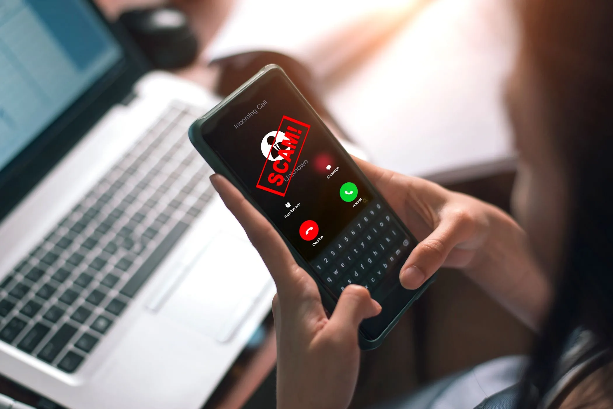 Người phụ nữ trả lời điện thoại di động hiển thị cảnh báo cuộc gọi lừa đảo, biểu tượng cho việc nhận biết dấu hiệu lừa đảo giọng nói.