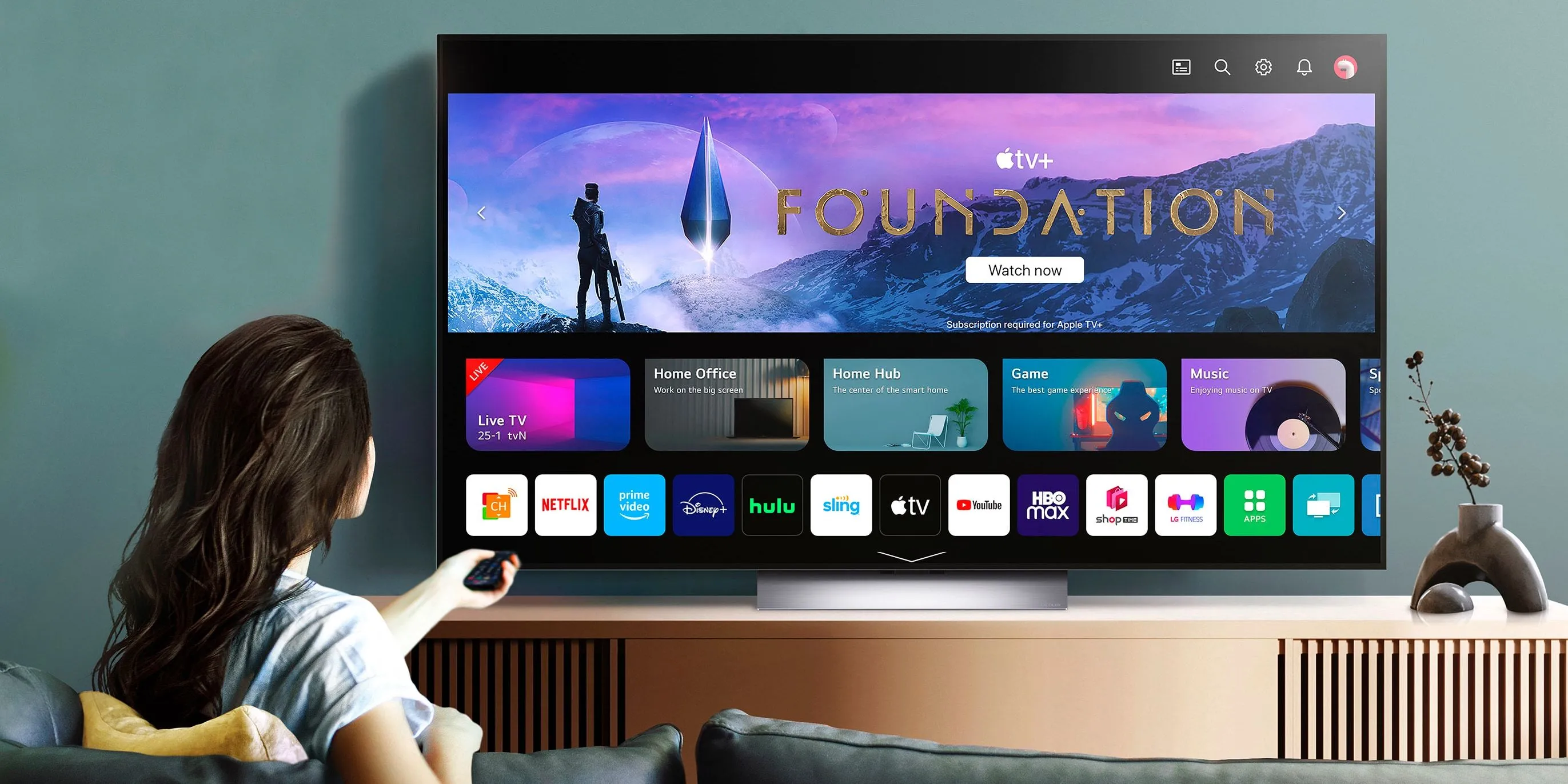 Người phụ nữ xem chương trình trên TV LG OLED Evo, minh họa trải nghiệm xem phim chân thực với công nghệ OLED.