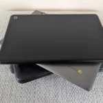 Nhiều chiếc Chromebook xếp chồng lên nhau trên ghế đẩu, thể hiện tính gọn nhẹ và di động của chúng