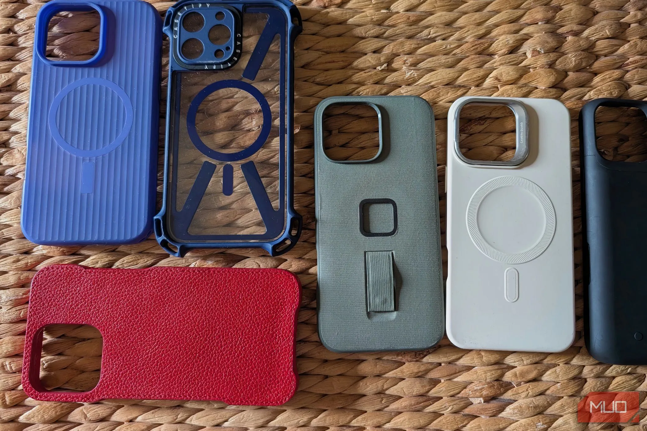 Nhiều ốp lưng iPhone xếp cạnh nhau, thể hiện ý tưởng luân phiên sử dụng để kéo dài tuổi thọ ốp trong suốt