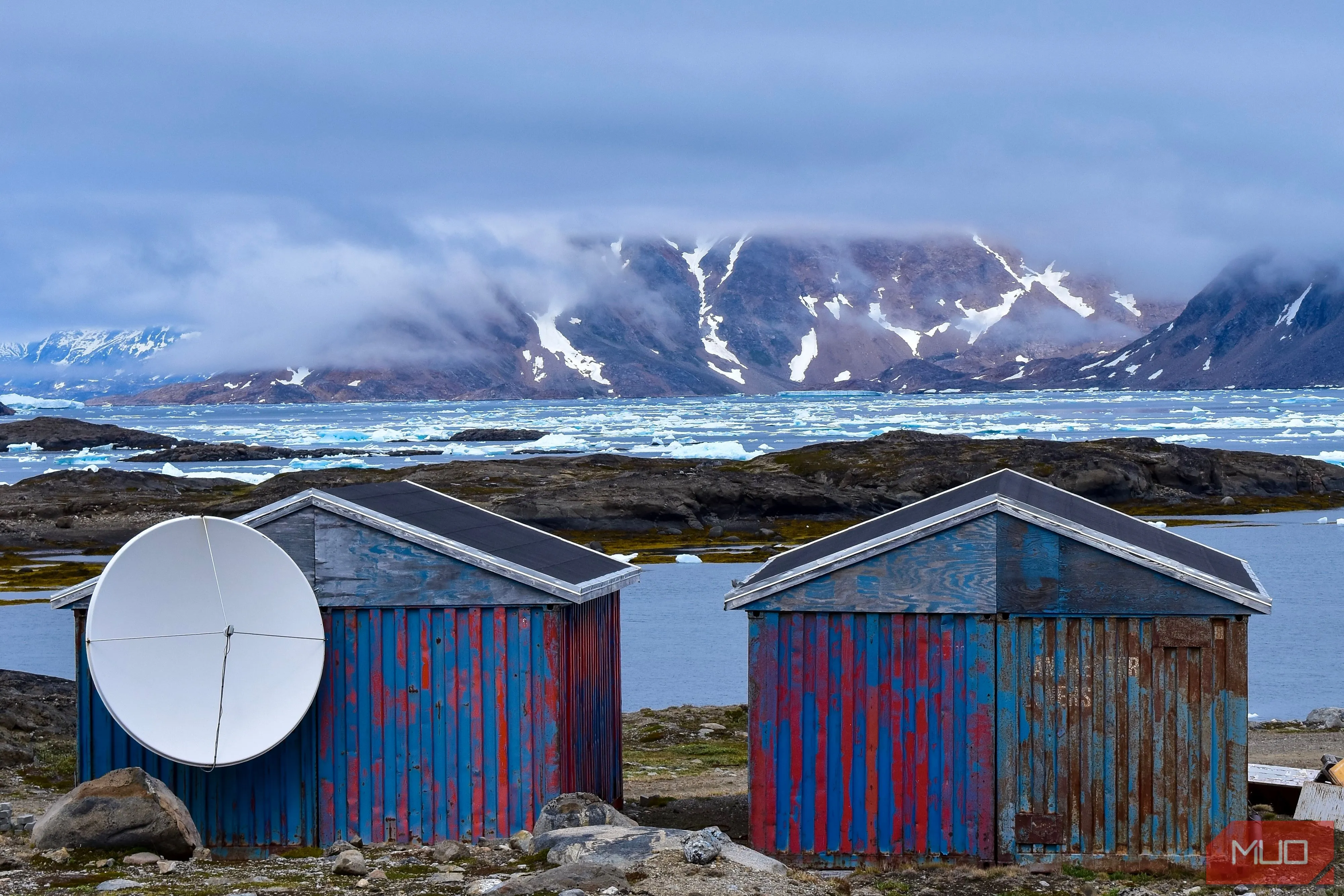 Những ngôi nhà trên đảo Greenland với núi non hùng vĩ và băng trôi, thể hiện khả năng chụp chi tiết kiến trúc và phong cảnh xa của DSLR.
