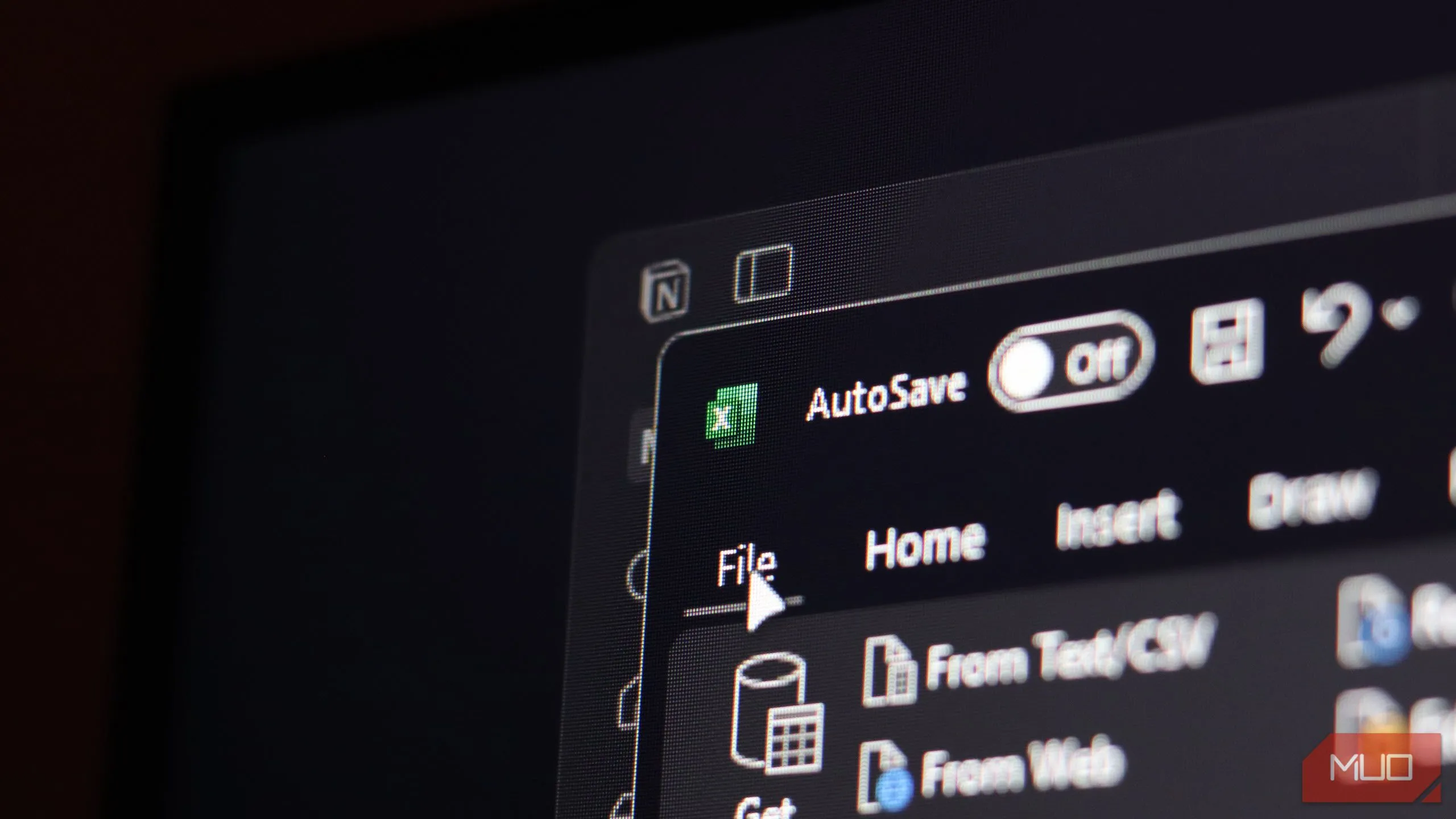 Notion và Microsoft Excel cùng mở trên màn hình máy tính Windows 11, biểu trưng cho sự kết hợp quản lý công việc hiệu quả.