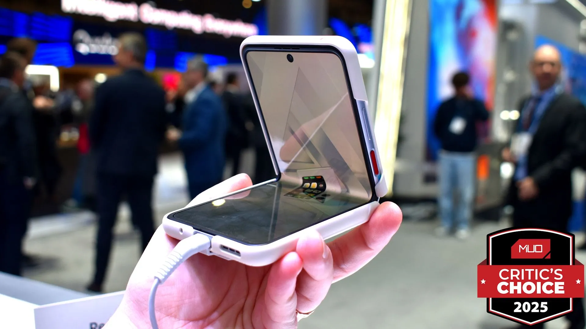 Nubia Flip 2 5G gập một phần, thể hiện thiết kế màn hình linh hoạt tại MWC 2025.