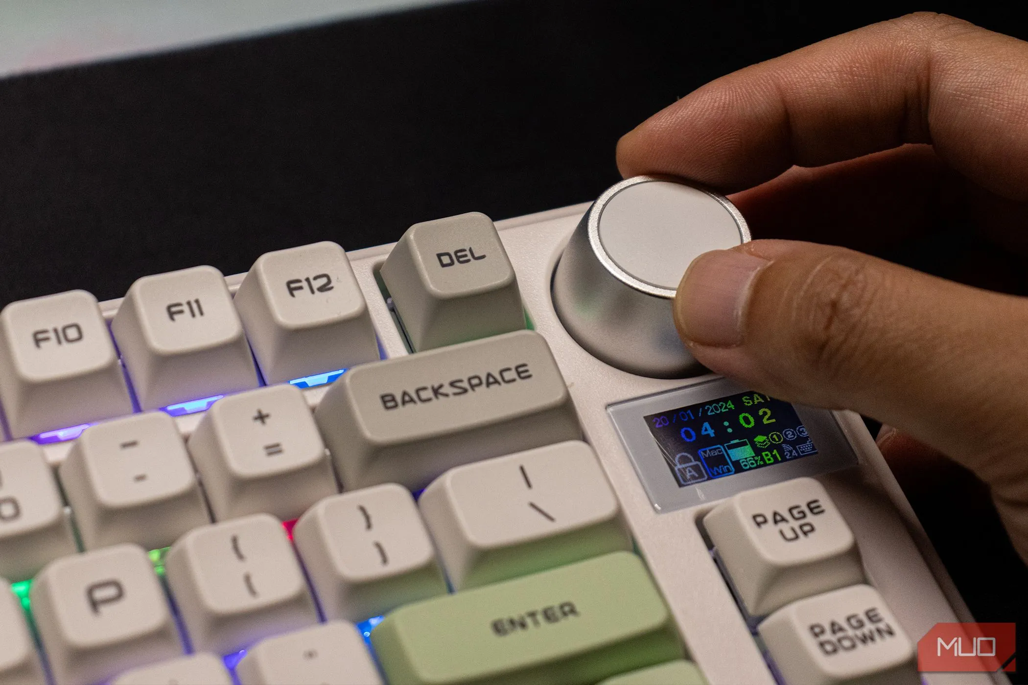 Núm điều khiển vật lý trên bàn phím Epomaker TH80-X được dùng với GIMP