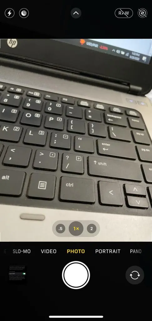 Nút bật chế độ RAW trong giao diện ứng dụng Camera iPhone