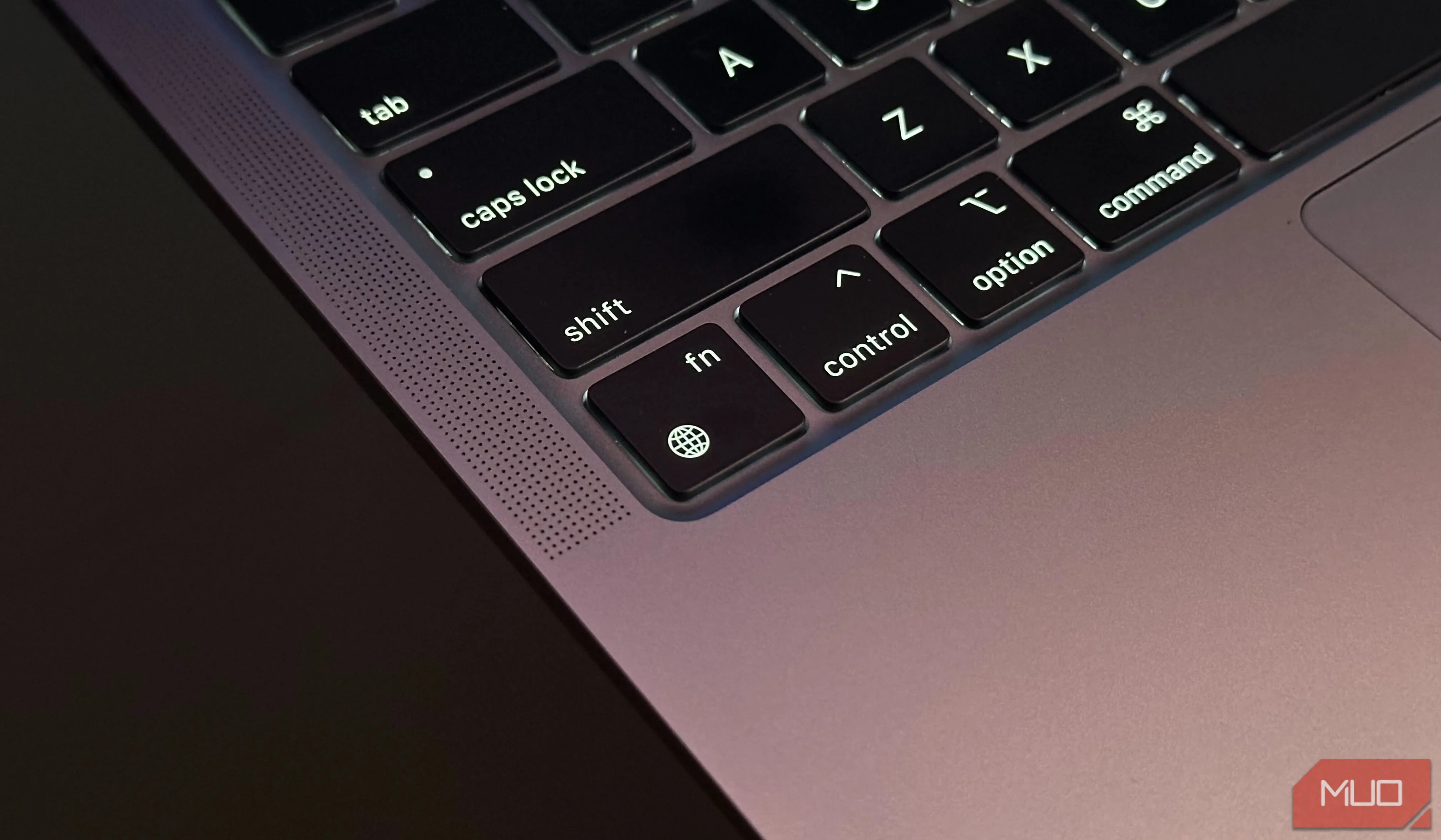 Nút Function (Fn) hoặc Globe trên bàn phím MacBook, minh chứng cho chất lượng thiết kế bàn phím và trải nghiệm gõ phím cao cấp.