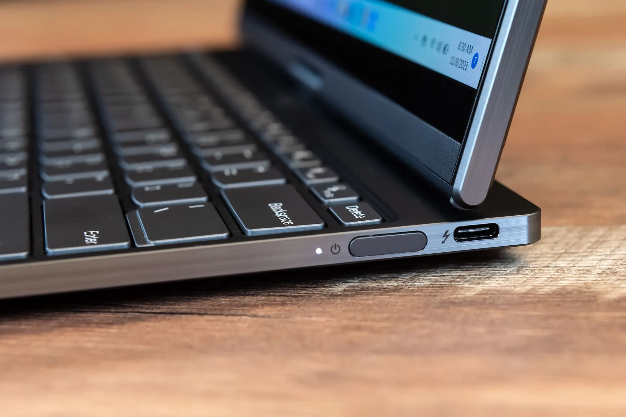 Nút nguồn và cổng sạc USB-C trên Lenovo ThinkBook Plus Gen 4 minh họa cho việc thực hiện Hard Reset laptop