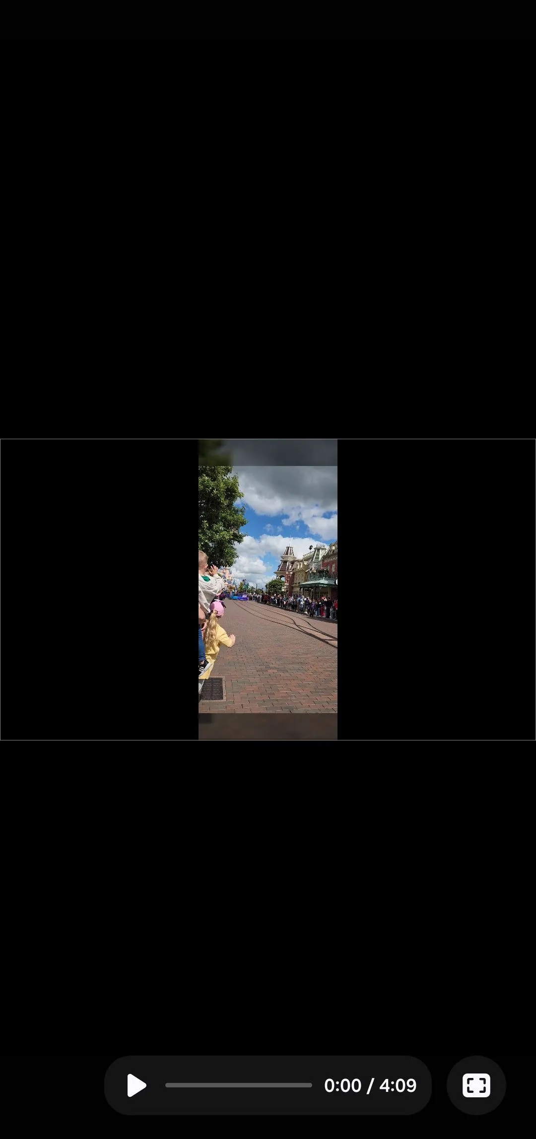 Nút xem trước video đã chỉnh sửa trong ứng dụng Samsung Studio, cho phép kiểm tra thành quả trước khi lưu.