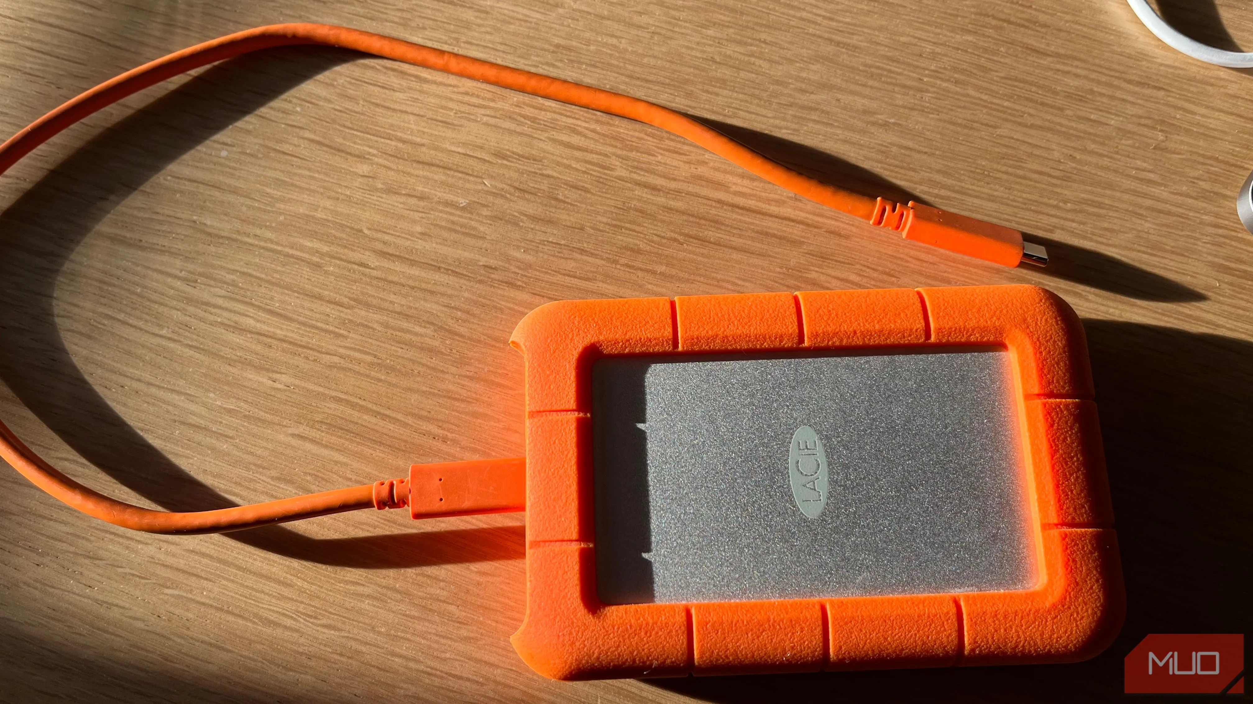 Ổ cứng di động LaCie Rugged USB-C màu cam, một giải pháp lưu trữ dữ liệu an toàn