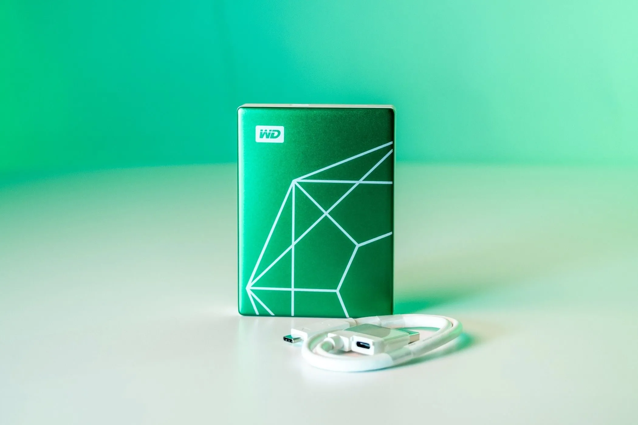 Ổ cứng di động WD My Passport Ultra Emerald kèm cáp USB-C, thể hiện thiết kế kim loại bền bỉ