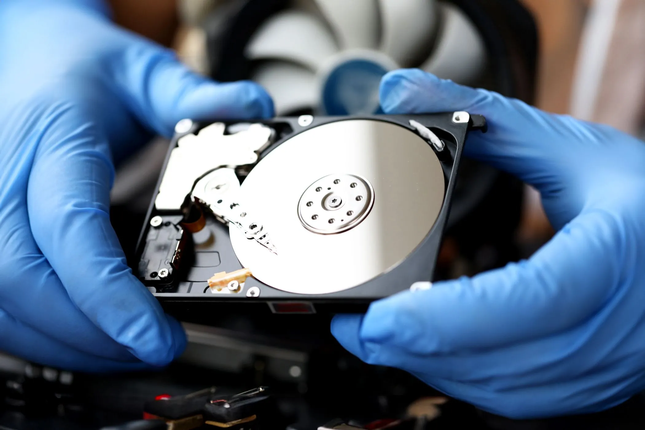 Ổ cứng HDD với đĩa quay bên trong tượng trưng cho bộ nhớ lưu trữ