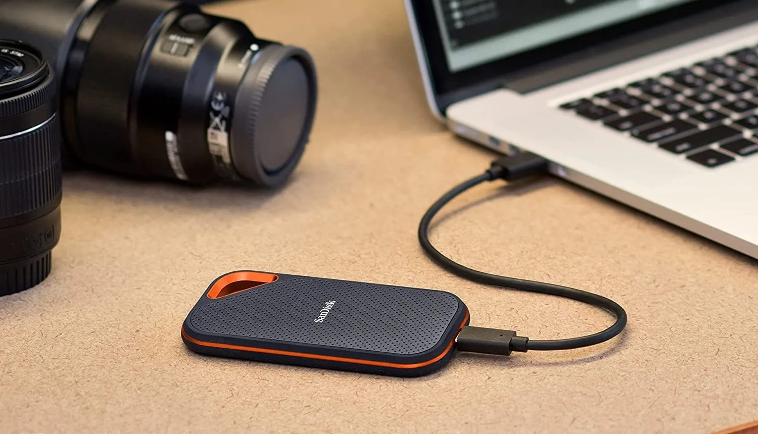 Ổ cứng SSD di động SanDisk Extreme Pro kết nối với laptop qua cáp USB, biểu tượng cho việc sao lưu dữ liệu từ hệ điều hành bị lỗi bằng USB Live Linux.