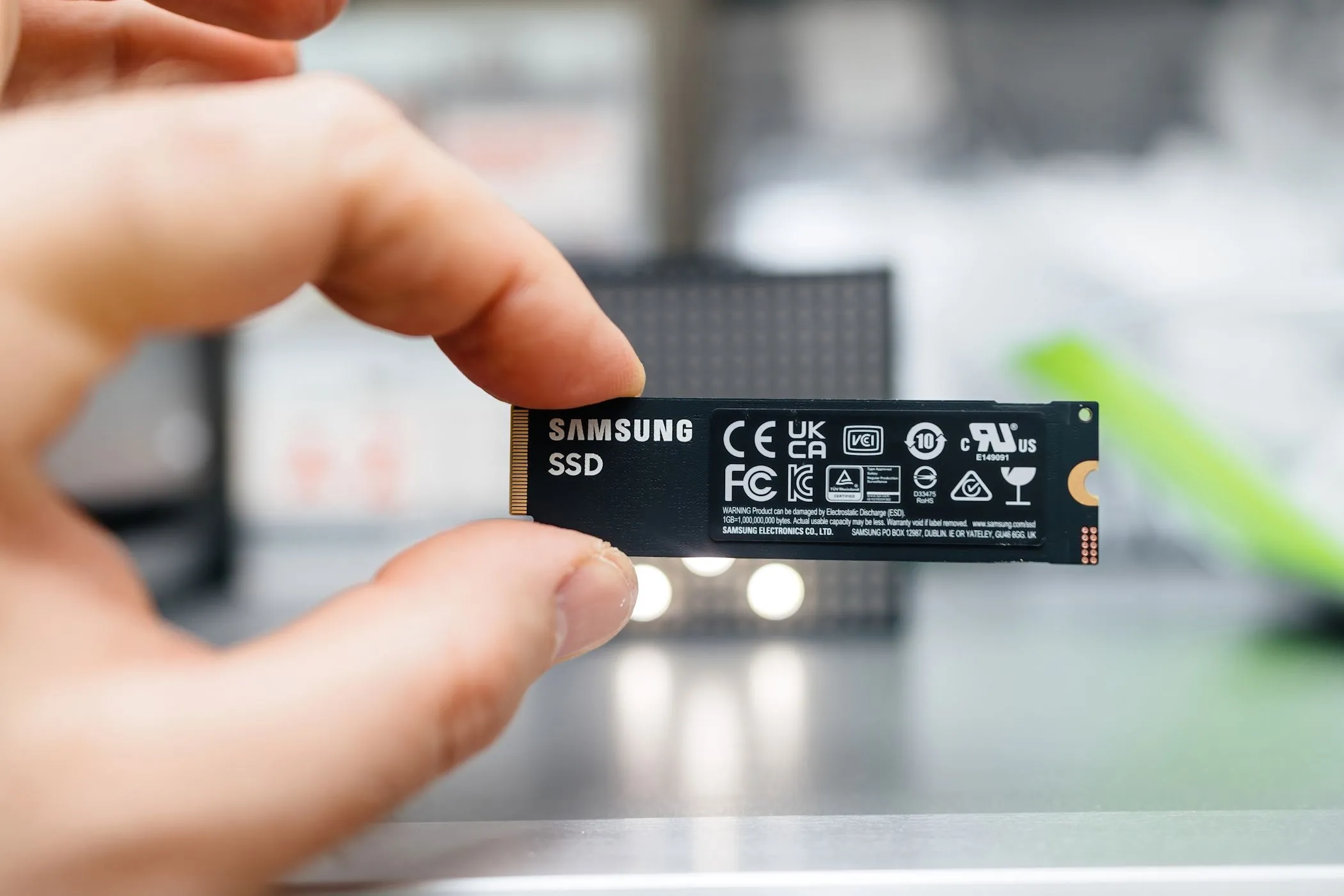 Ổ cứng SSD nhỏ gọn Samsung được giữ trên tay, tượng trưng cho sự tiện lợi và giá thành phải chăng của các ổ đĩa dung lượng cao hiện nay