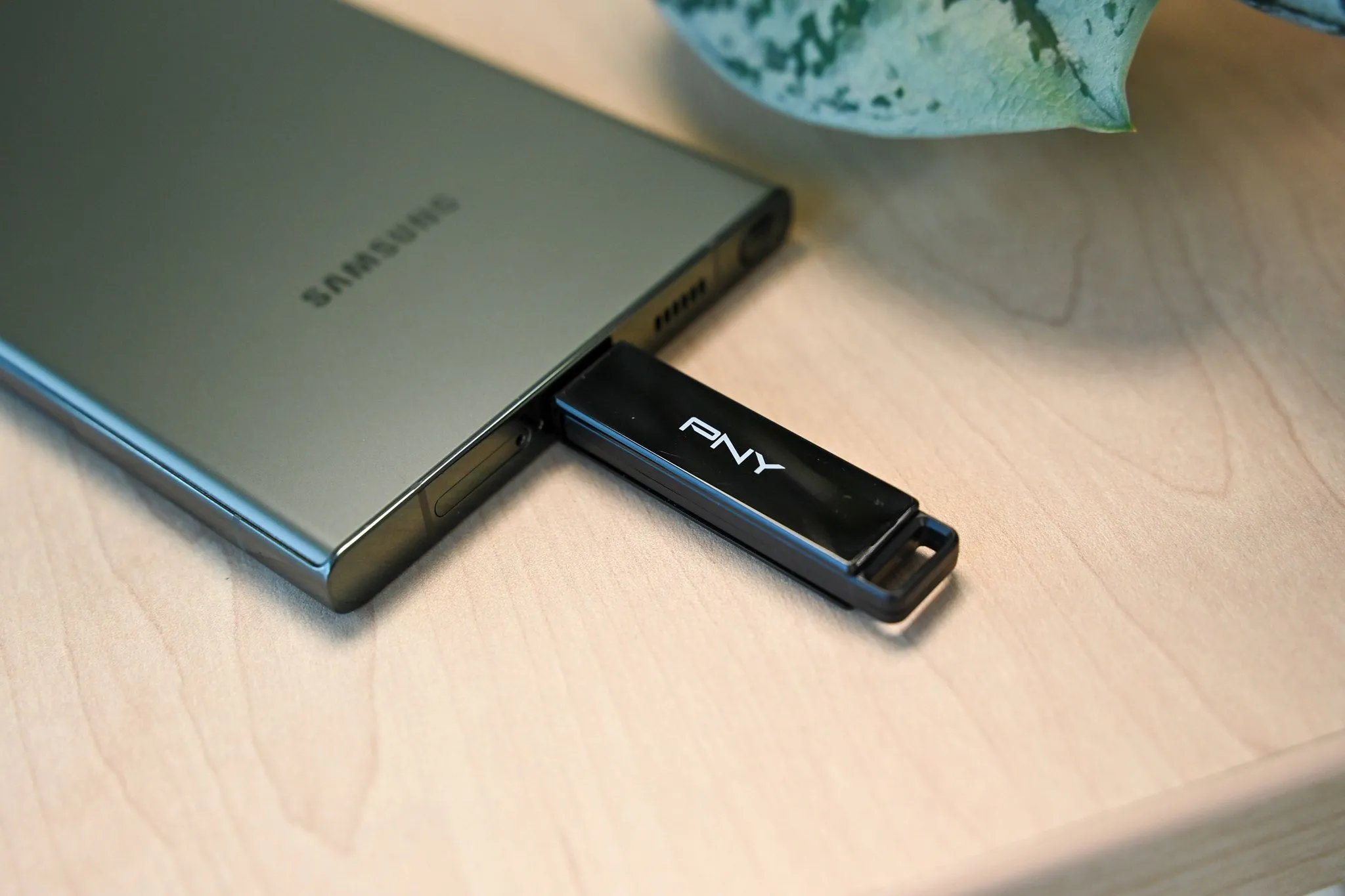 Ổ đĩa flash PNY Elite X Type-C được cắm vào điện thoại Samsung, thể hiện khả năng mở rộng bộ nhớ