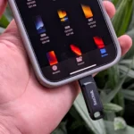 Ổ đĩa USB-C flash kết nối với iPhone qua adapter OTG để sao lưu dữ liệu