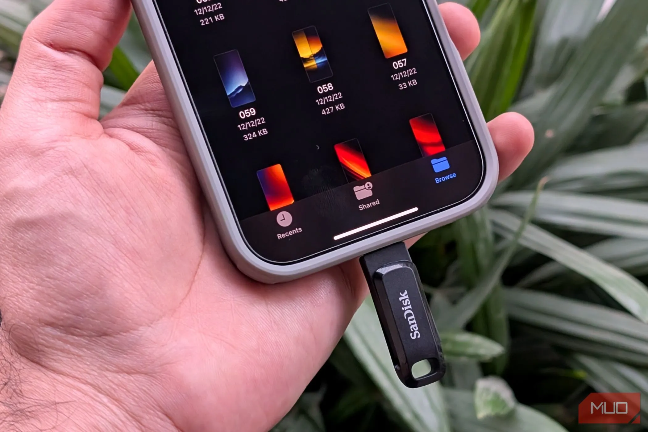Ổ đĩa USB-C flash kết nối với iPhone qua adapter OTG để sao lưu dữ liệu