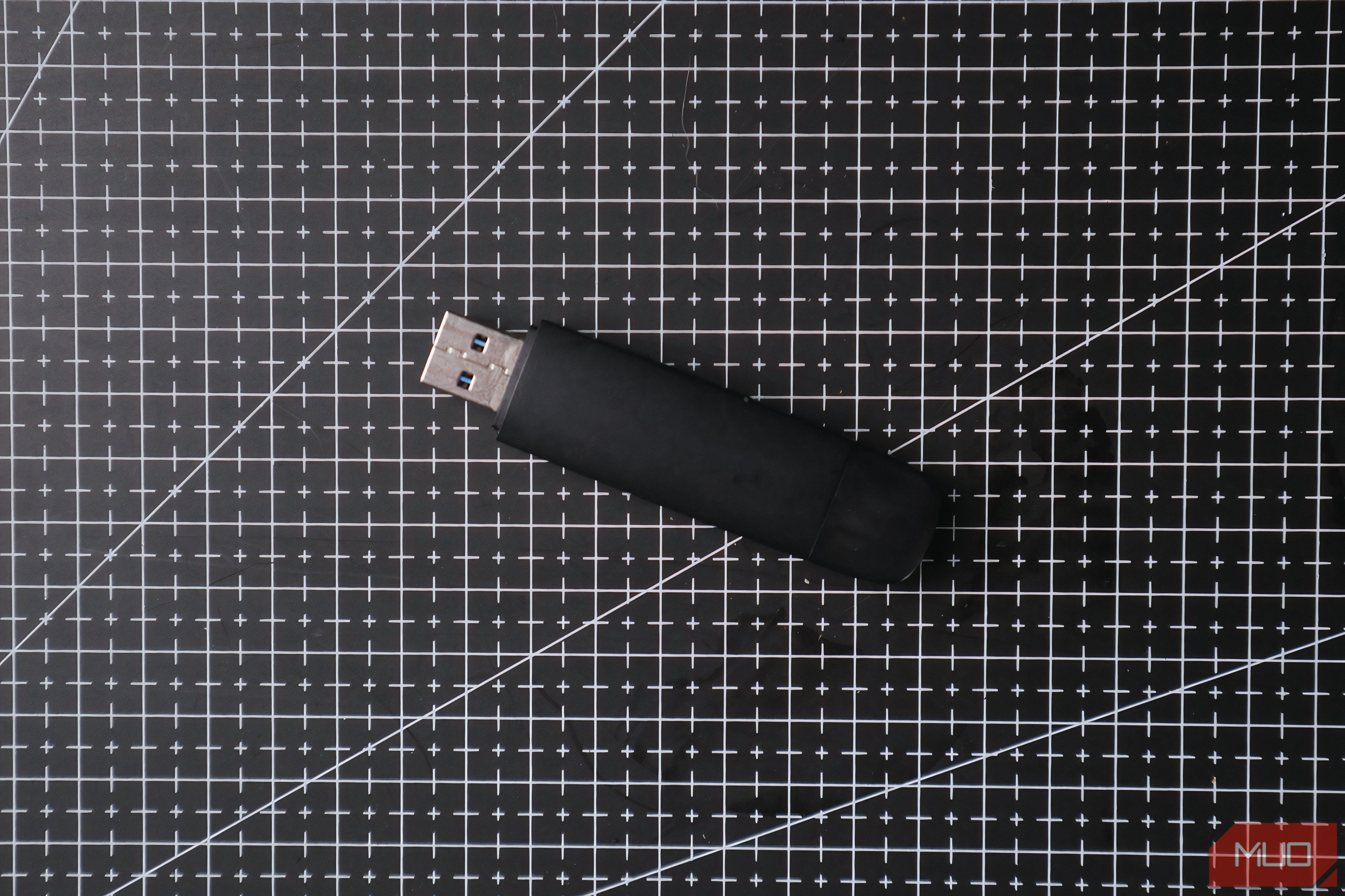 Ổ đĩa USB flash nhỏ gọn cắm vào cổng xe hơi để phát nhạc và podcast.