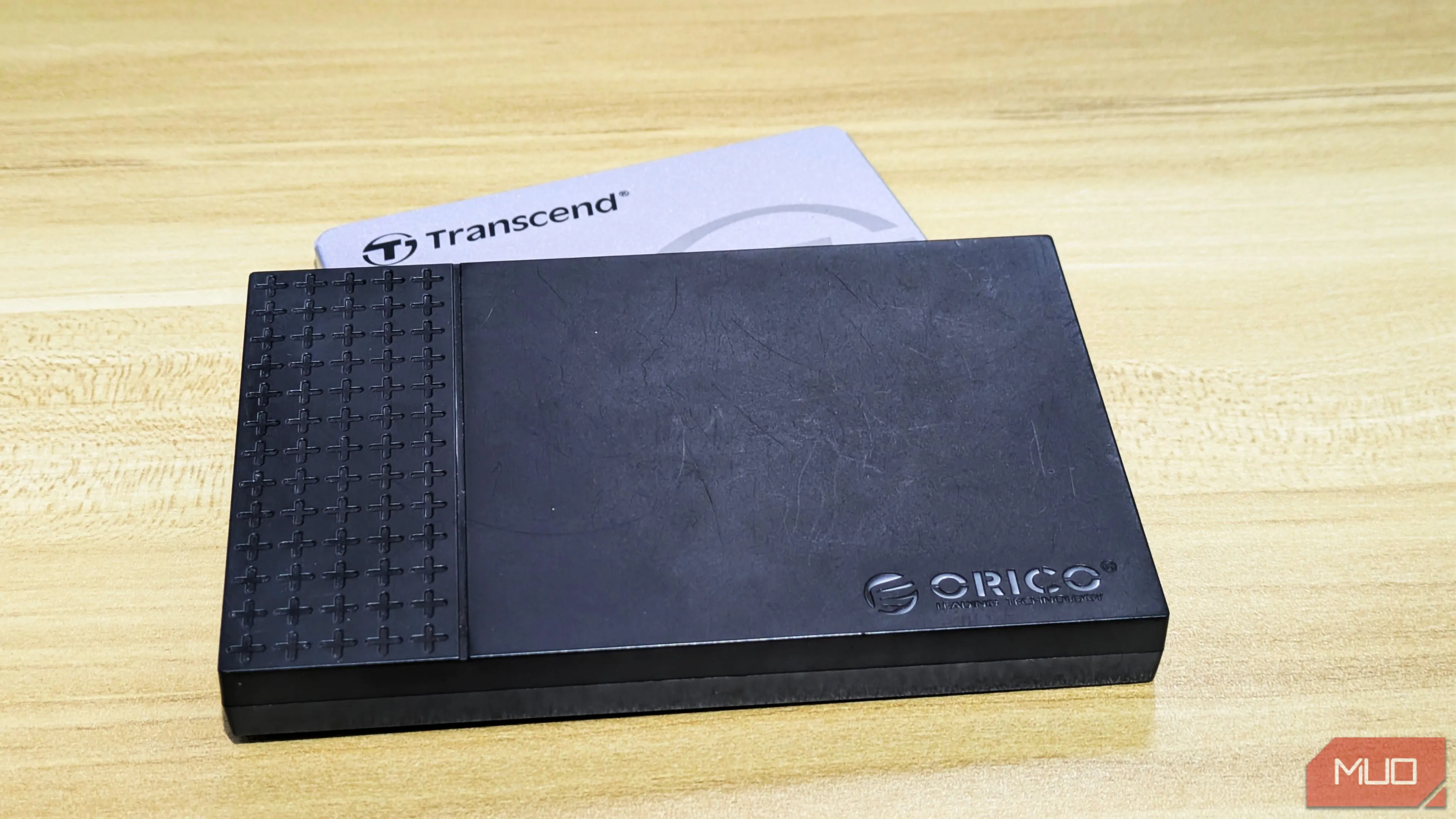 Ổ SSD Transcend kết nối với bộ chuyển đổi SSD Orico