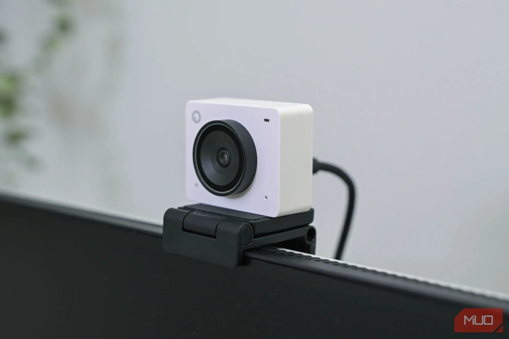 OBSBOT Meet 2 gắn trên màn hình máy tính trong trạng thái tắt nguồn