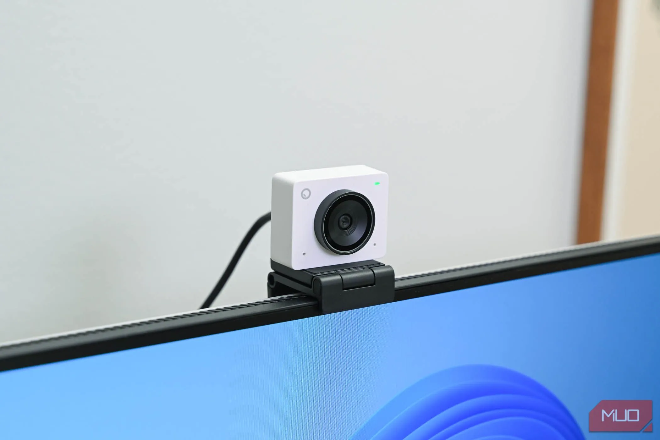 OBSBOT Meet 2 trên màn hình nhìn từ góc trái