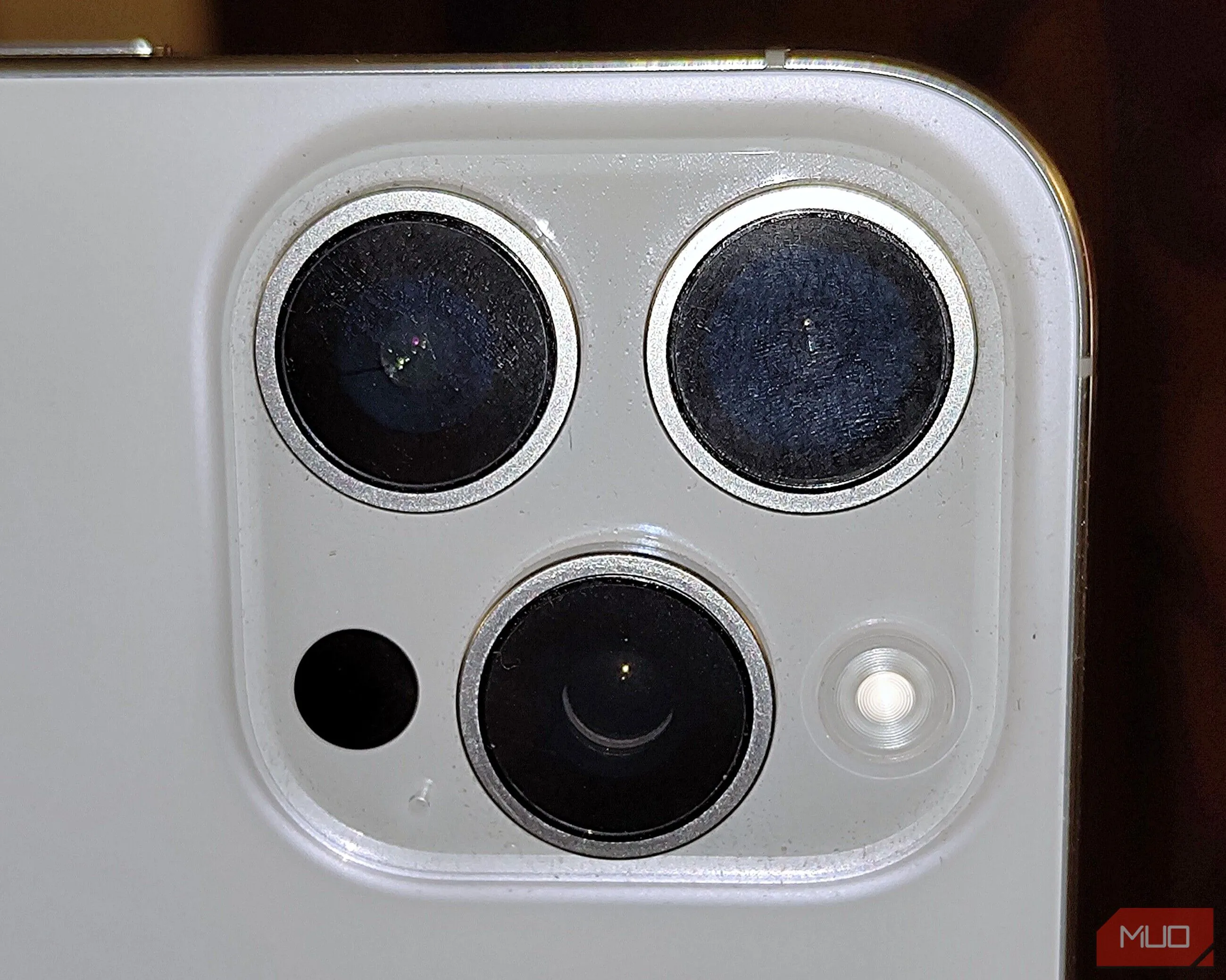 Ống kính iPhone bám bụi và dấu vân tay cần được vệ sinh