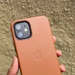 Ốp lưng da iPhone 12 màu nâu vàng được cầm trên tay, minh họa vẻ đẹp cổ điển và độ bền theo thời gian của chất liệu da thật