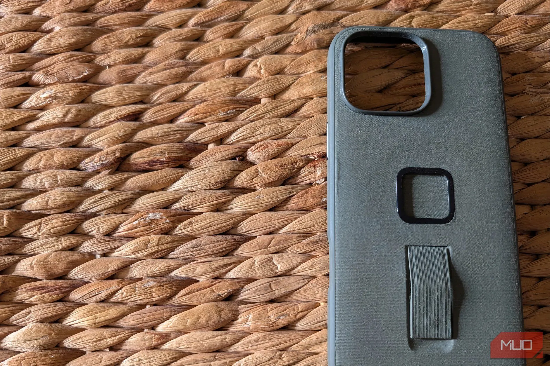 Ốp lưng iPhone chuyên dụng đặt trên bề mặt sần, đại diện cho các tính năng đặc biệt.