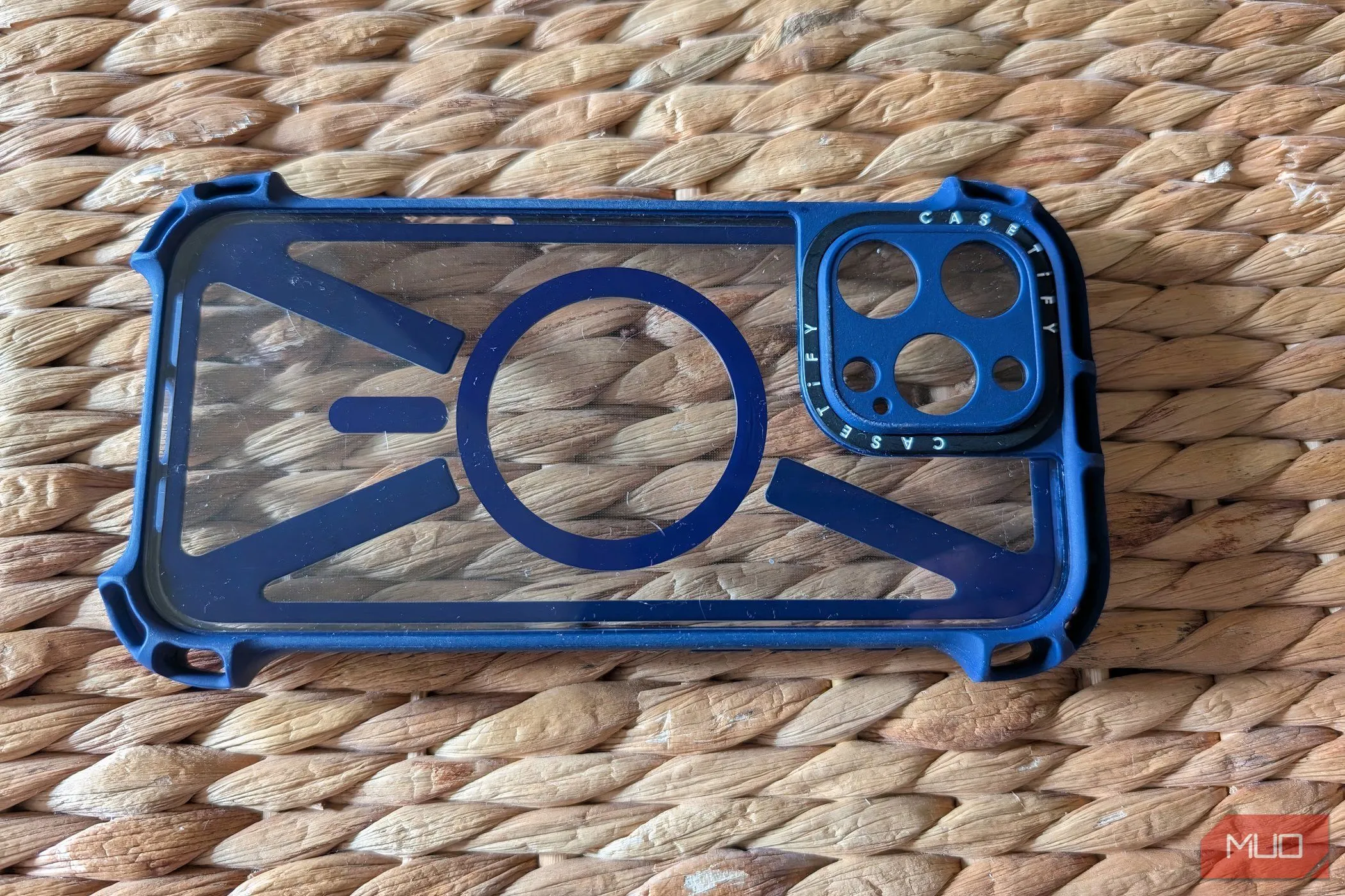 Ốp lưng iPhone trong suốt siêu mỏng đặt trên nền đá, thể hiện sự tối giản và bảo vệ cơ bản.