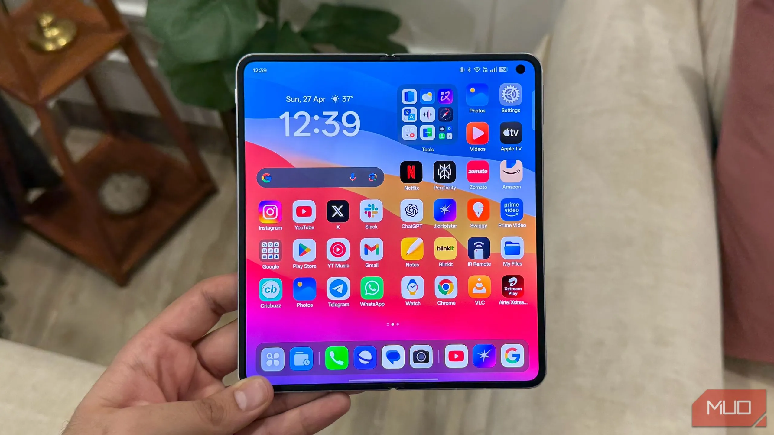 OPPO Find N5 với màn hình bên trong lớn mở rộng, mang lại trải nghiệm xem và làm việc đắm chìm
