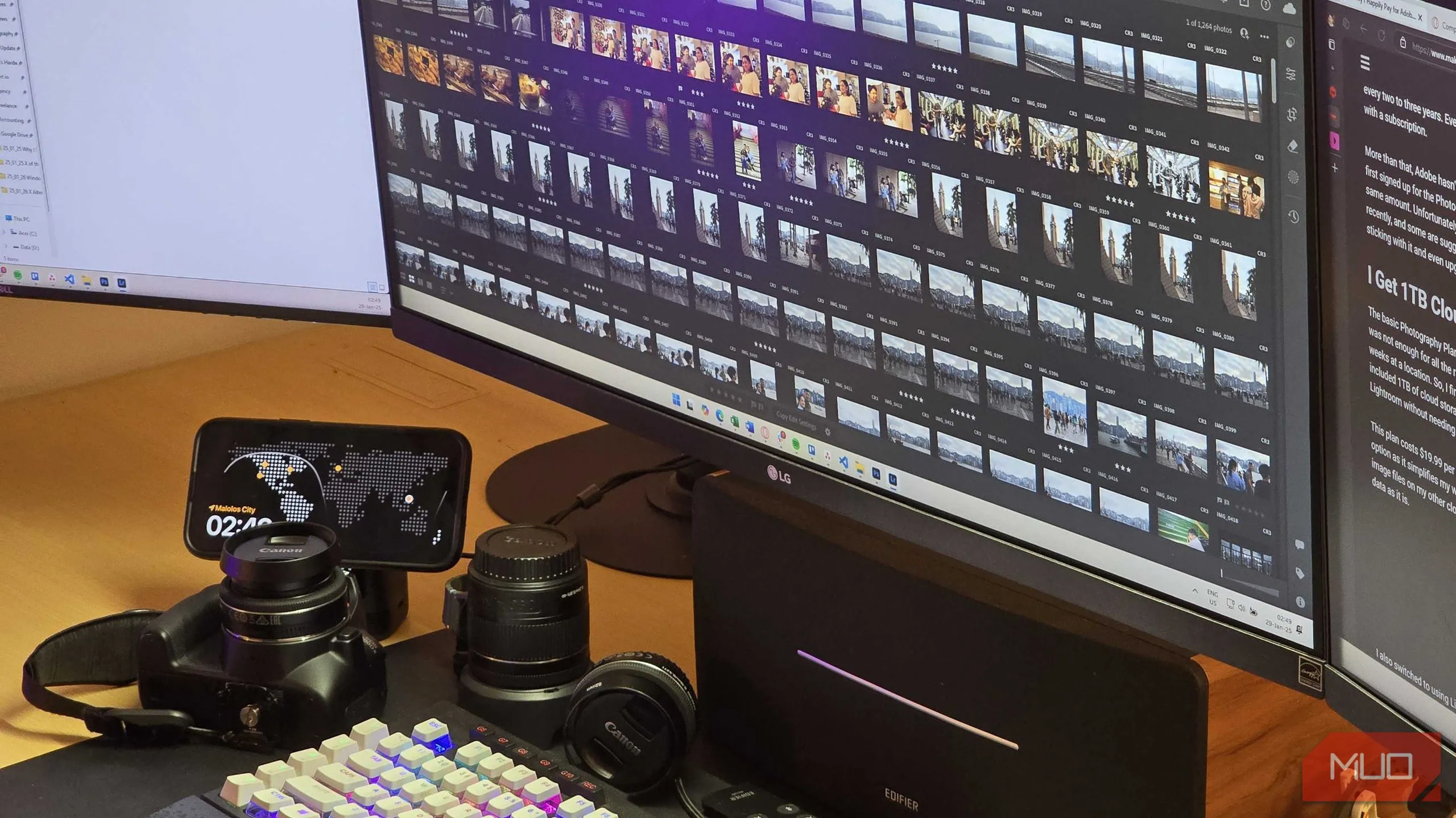 Phần mềm Adobe Lightroom đang chạy trên màn hình máy tính, hiển thị thư viện ảnh và thiết bị máy ảnh