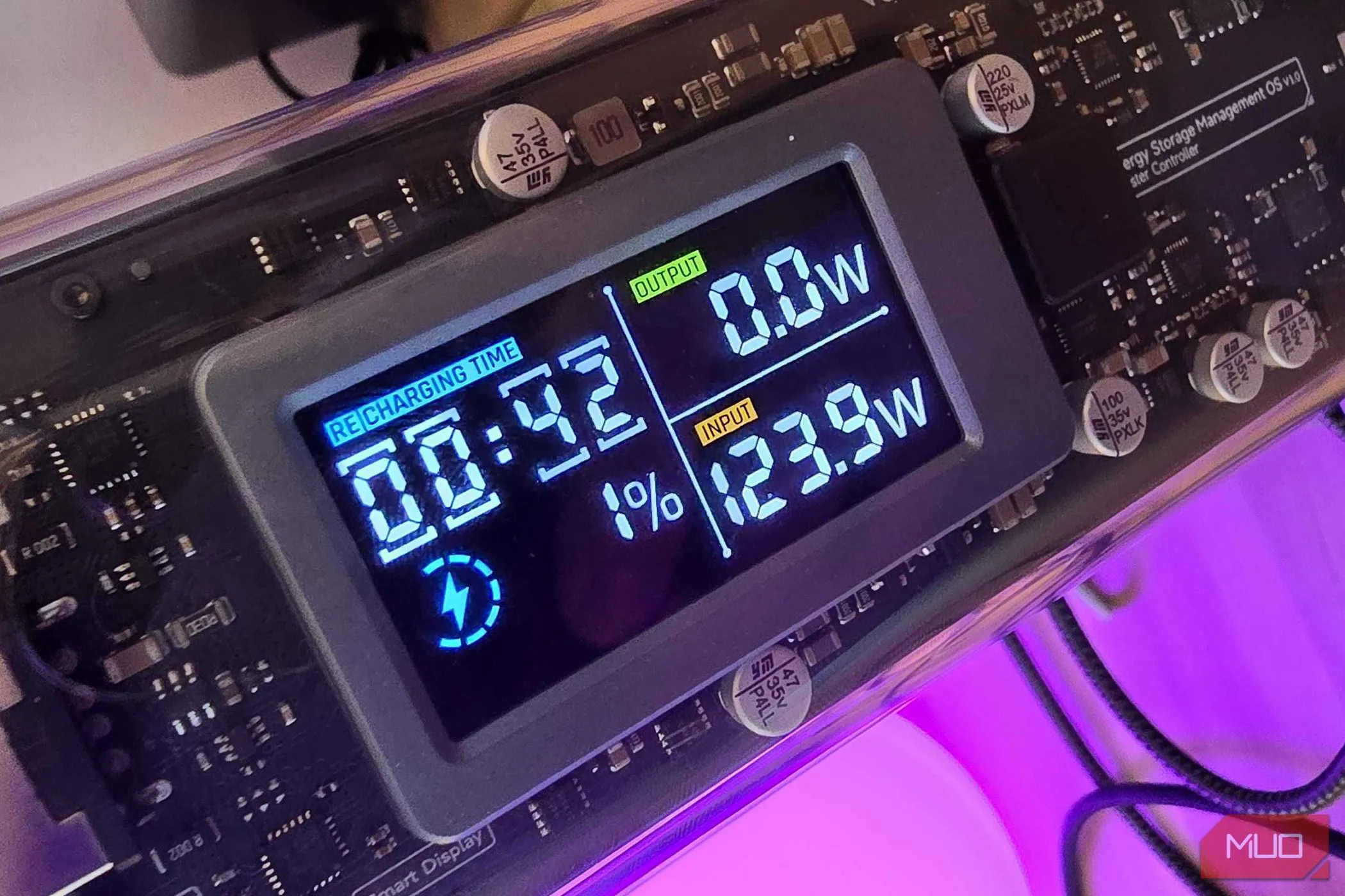 Pin dự phòng Shargeek 170 đang được sạc lại, thể hiện tốc độ nạp nhanh chóng
