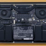 Pin laptop MacBook được tháo rời, minh họa dung lượng pin hạn chế trong thiết kế mỏng nhẹ