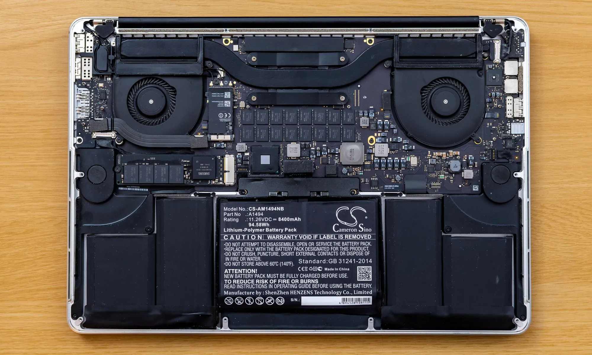 Pin laptop MacBook được tháo rời, minh họa dung lượng pin hạn chế trong thiết kế mỏng nhẹ
