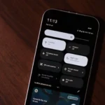 Pixel 9a hiển thị Chế độ Máy bay trong bảng thông báo