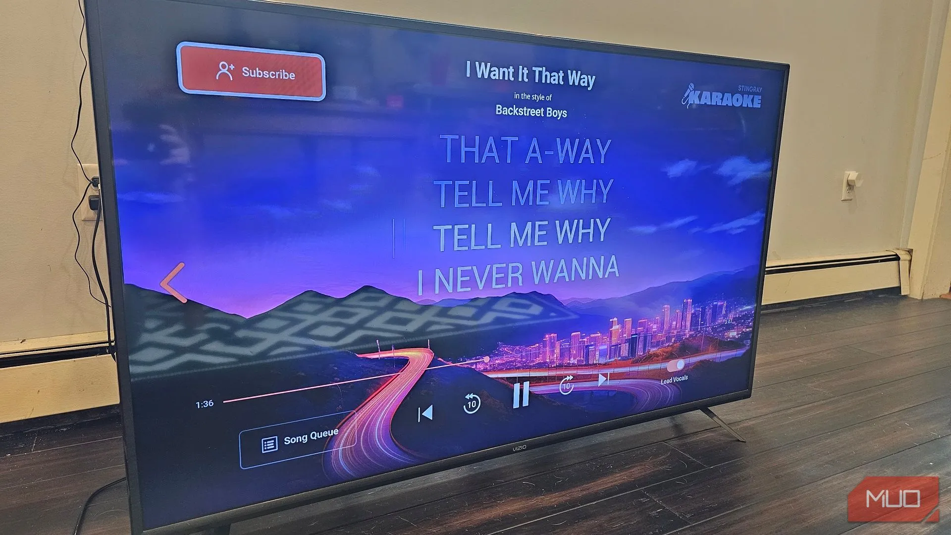 Pop-up quảng cáo đáng ngờ xuất hiện trên màn hình Smart TV, gây gián đoạn trải nghiệm người dùng.