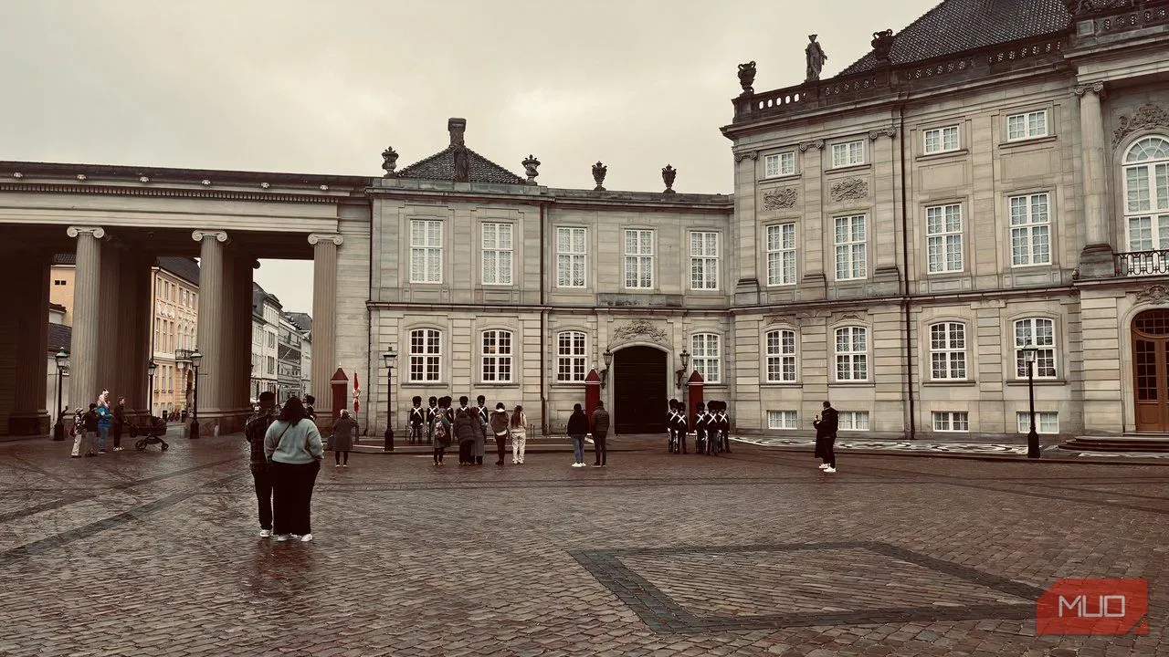 Quảng trường Cung điện Amalienborg và đoàn lính diễu hành dưới trời mưa