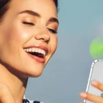 Quạt mini cầm tay cắm cổng sạc cho iPhone, mang lại làn gió mát tức thì.