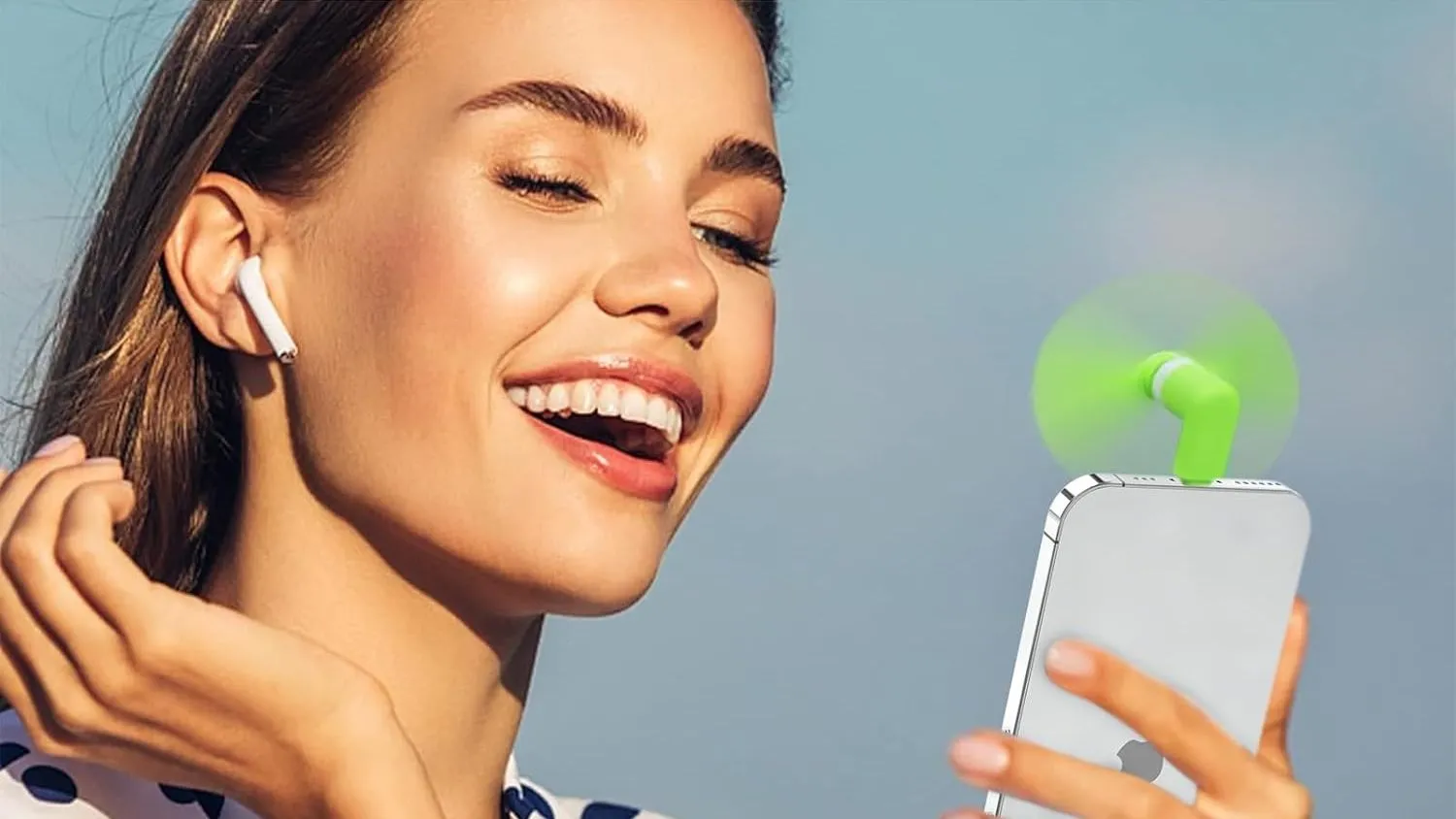 Quạt mini cầm tay cắm cổng sạc cho iPhone, mang lại làn gió mát tức thì.