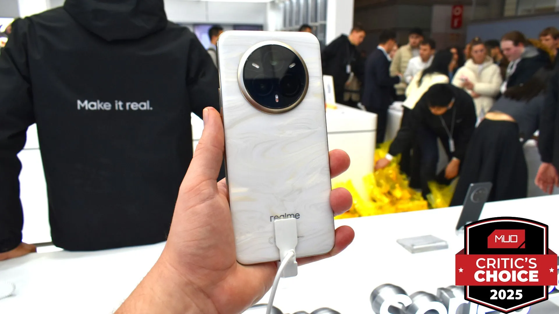Realme 14 Pro+ 5G, điện thoại có mặt lưng đổi màu, được giới thiệu tại MWC 2025.