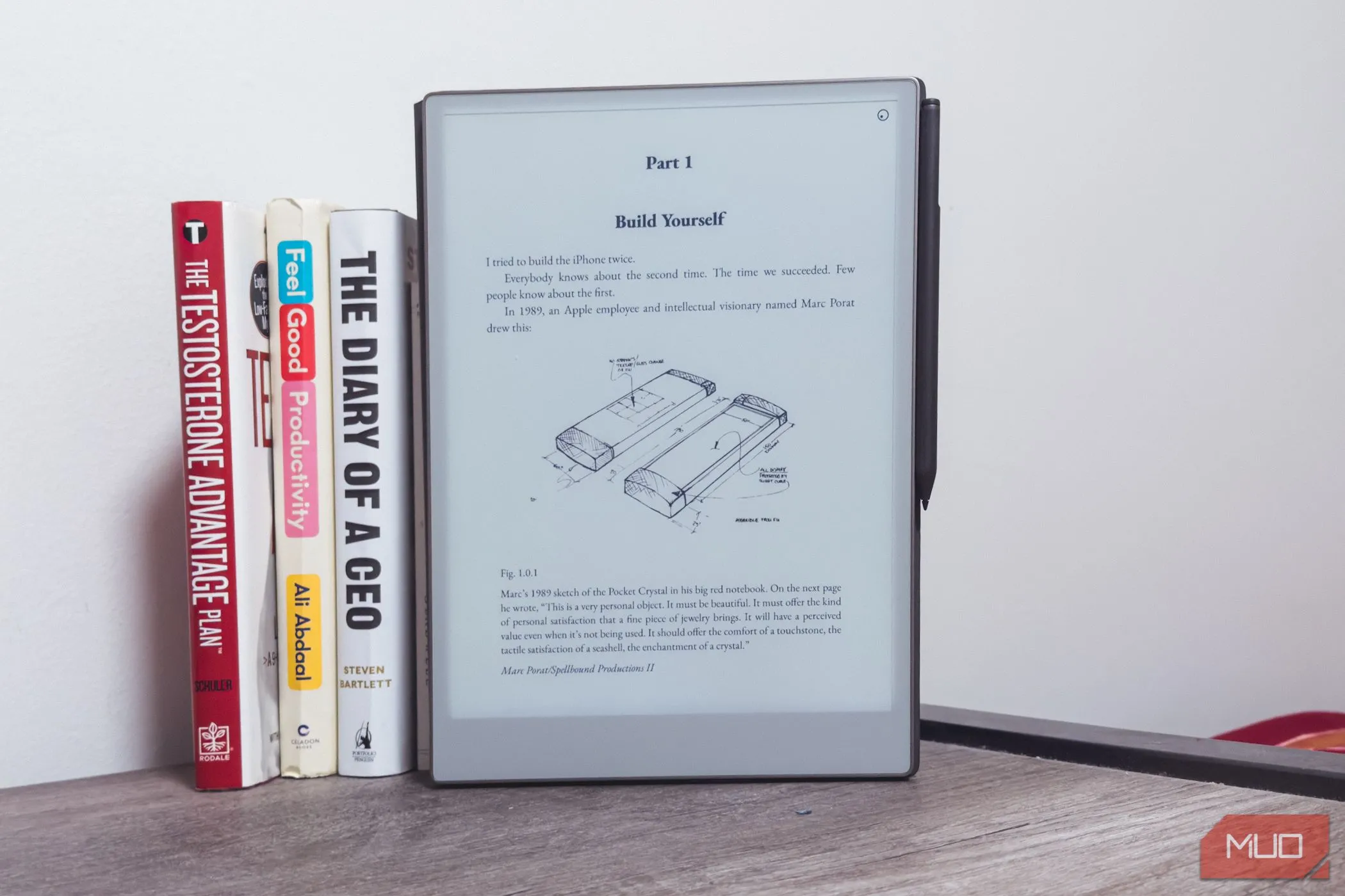 reMarkable Paper Pro đặt cạnh những cuốn sách trên bàn gỗ, làm nổi bật kích thước lớn hơn