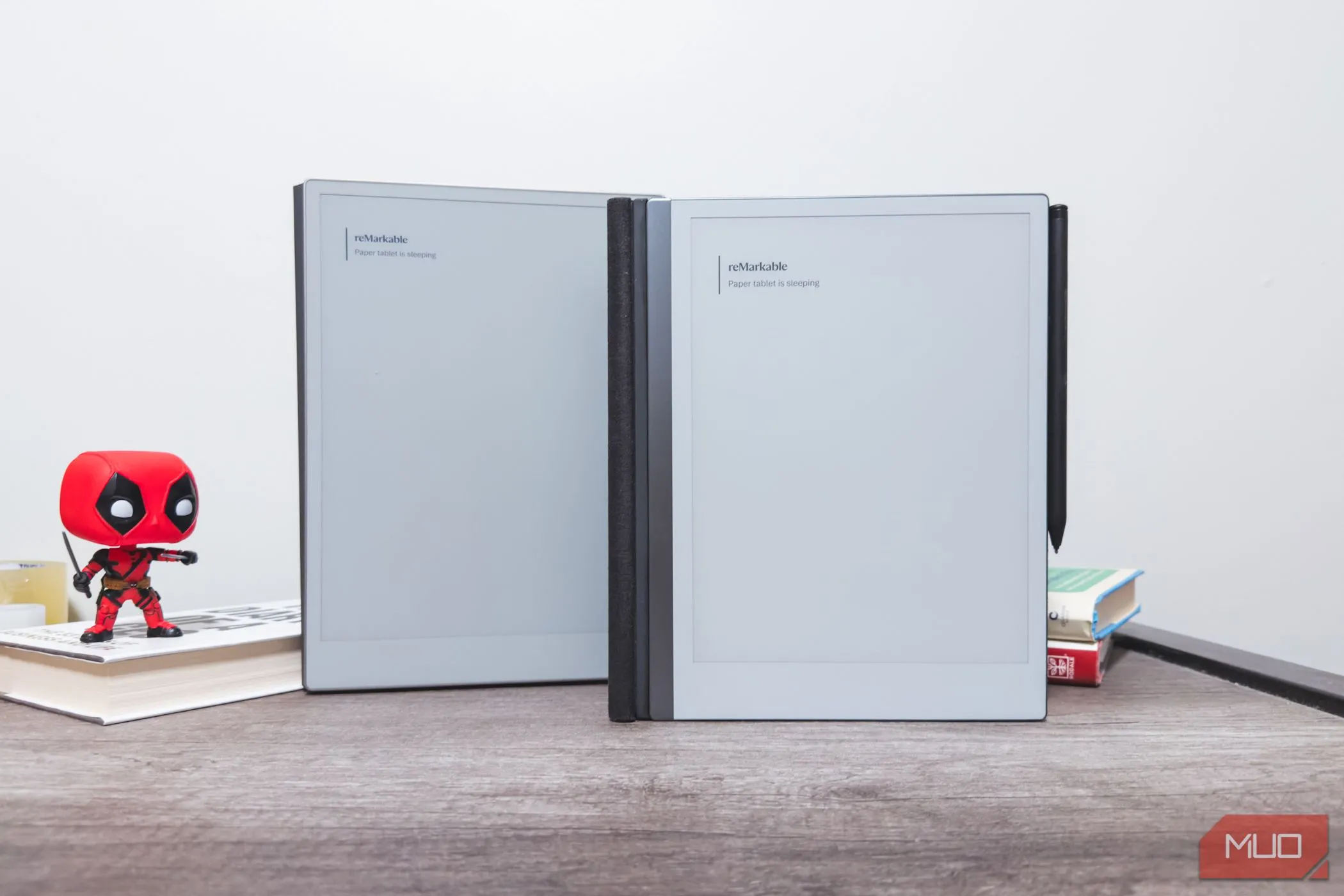 reMarkable Paper Pro và reMarkable 2 ở chế độ chờ, minh họa sự đơn giản của hệ điều hành