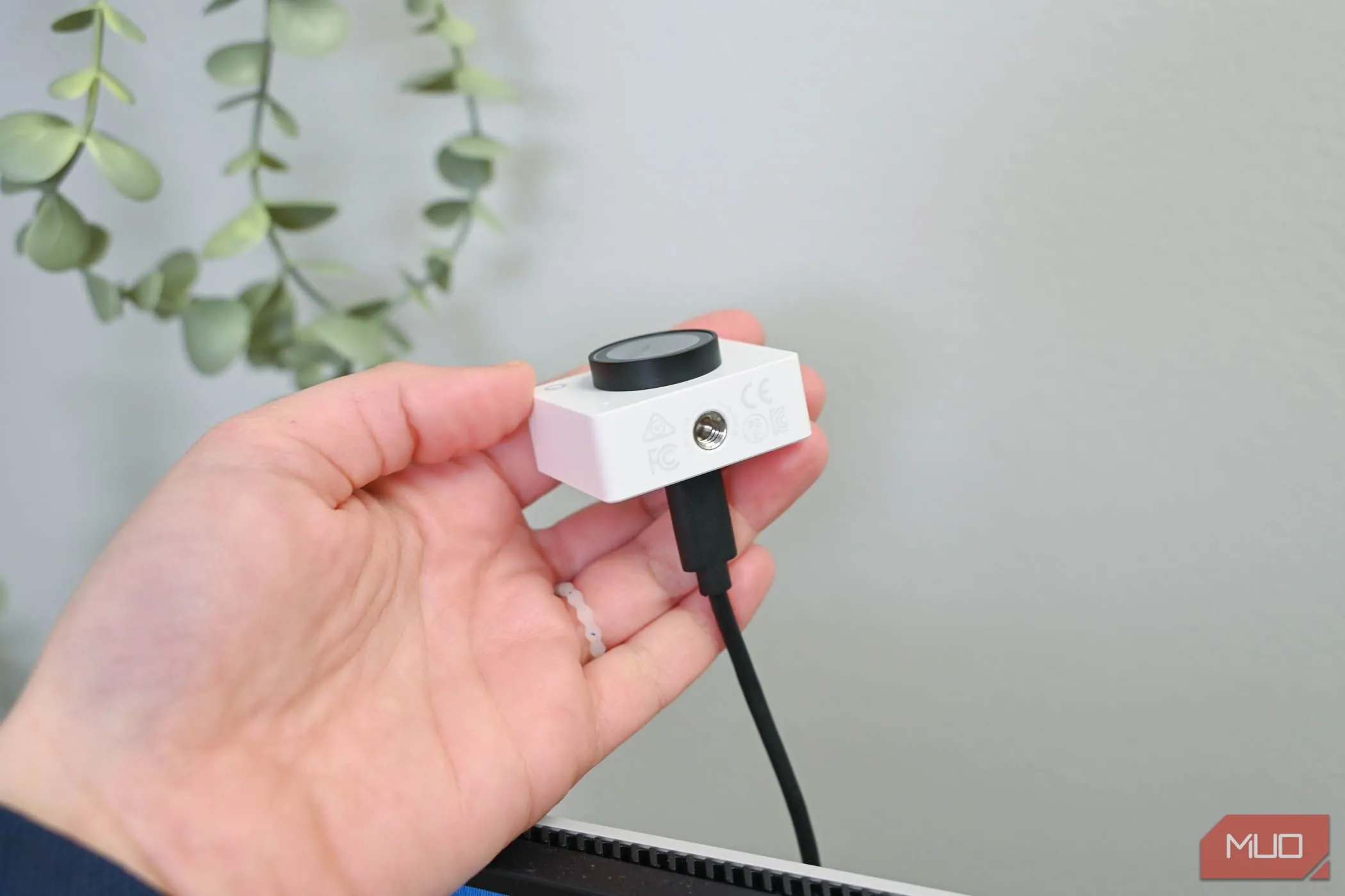 Ren gắn tripod 1/4 inch dưới đế của webcam OBSBOT Meet 2