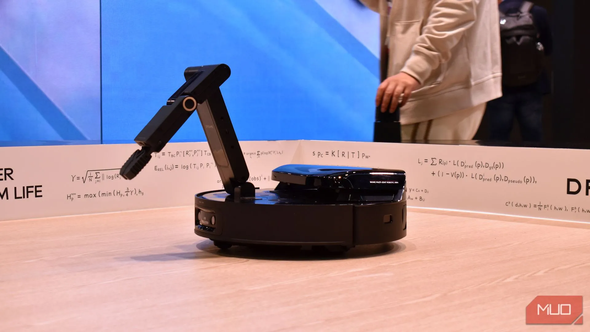Robot hút bụi Dreame prototype trang bị cánh tay gắp tại CES 2025