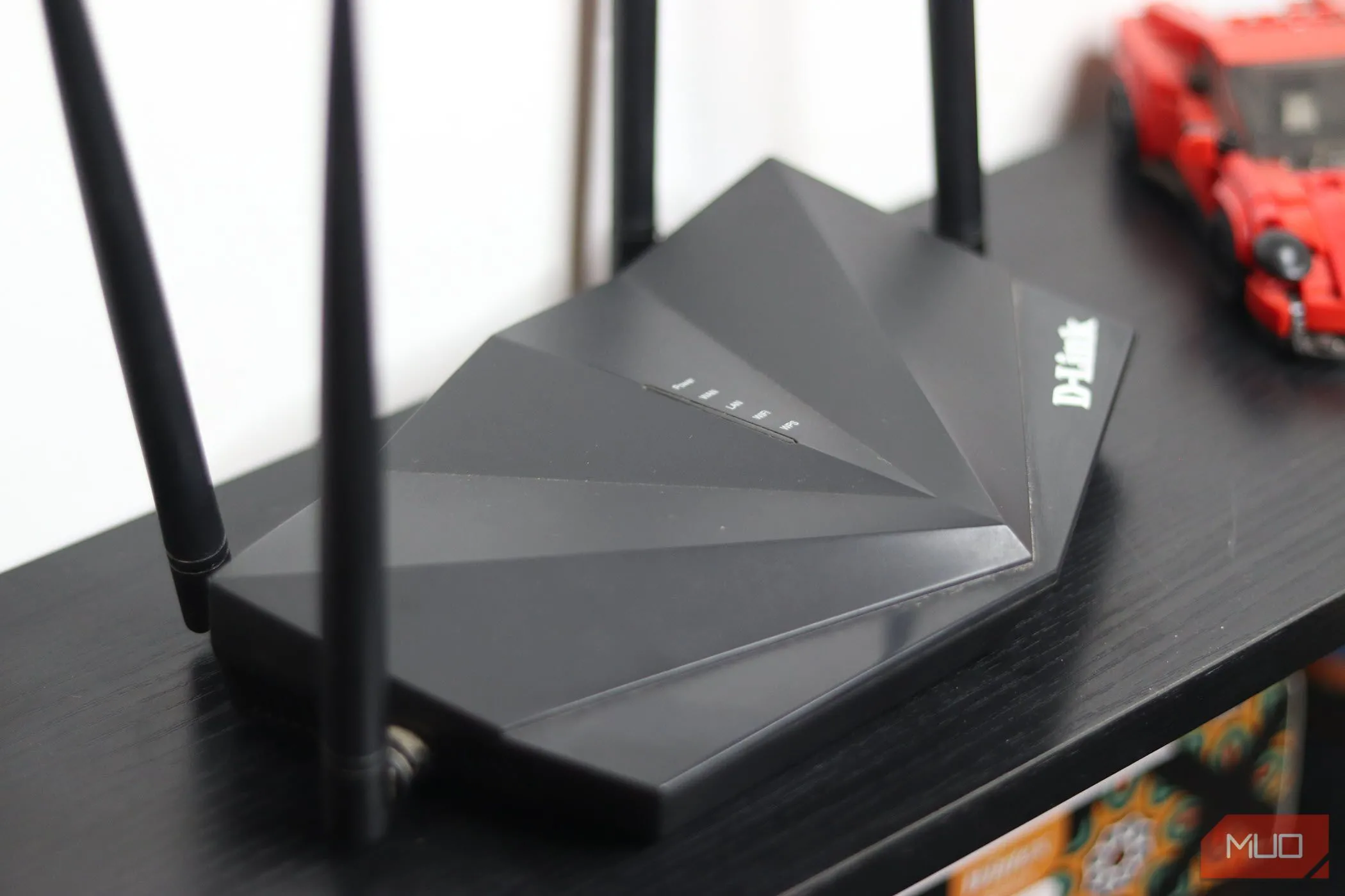 Router Wi-Fi cũ model N300 được tái sử dụng làm điểm truy cập mở rộng sóng cho mạng khách.