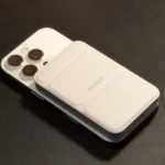 Sạc dự phòng Anker gắn kết nối với iPhone 16 Pro trên bàn, minh họa khả năng sạc di động khẩn cấp