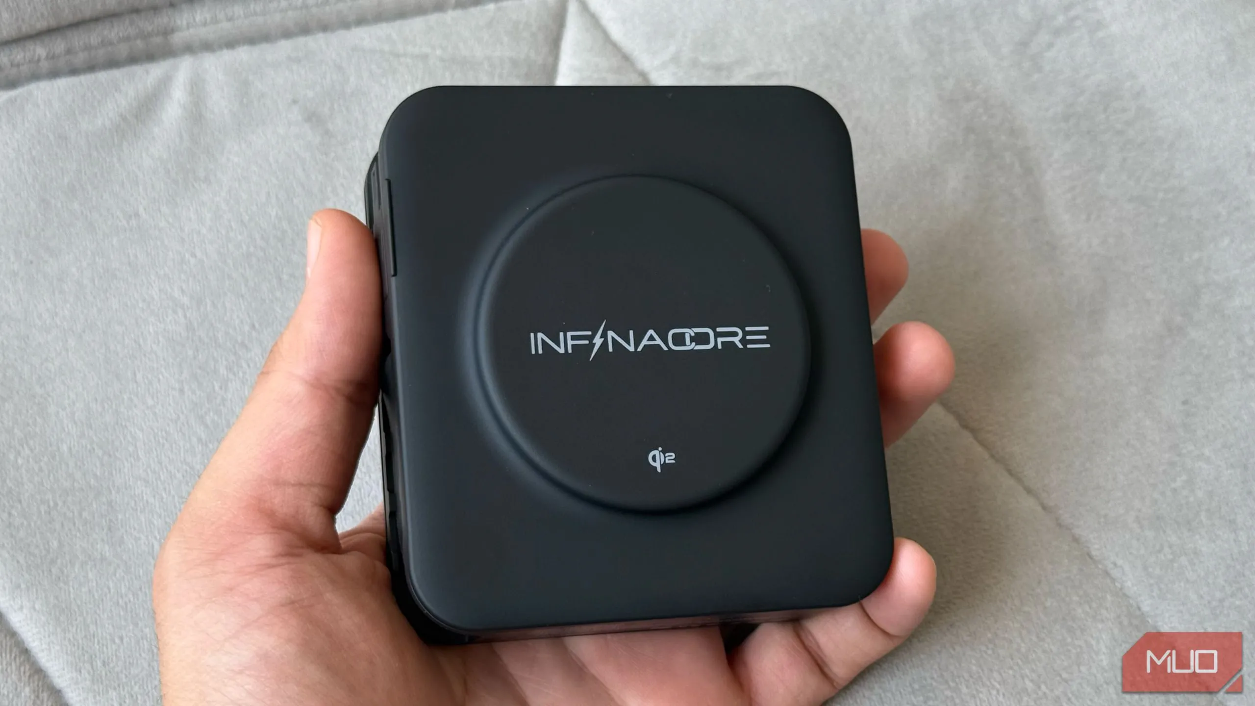 Sạc dự phòng InfinaCore P3 Pro với mặt sạc không dây Qi2 và thiết kế nhỏ gọn