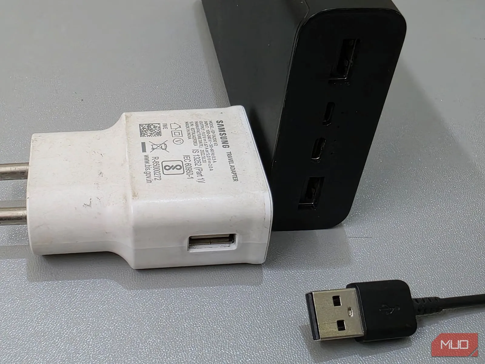 Sạc dự phòng kèm cáp sạc USB-C và củ sạc Samsung minh họa sạc nhanh USB-PD
